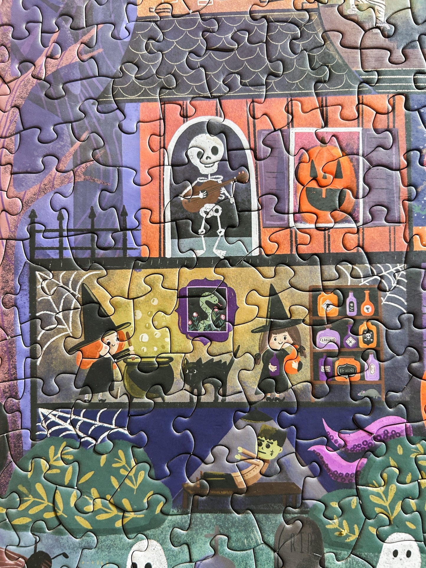 Spooky Manor 500 Piece Halloween Puzzle