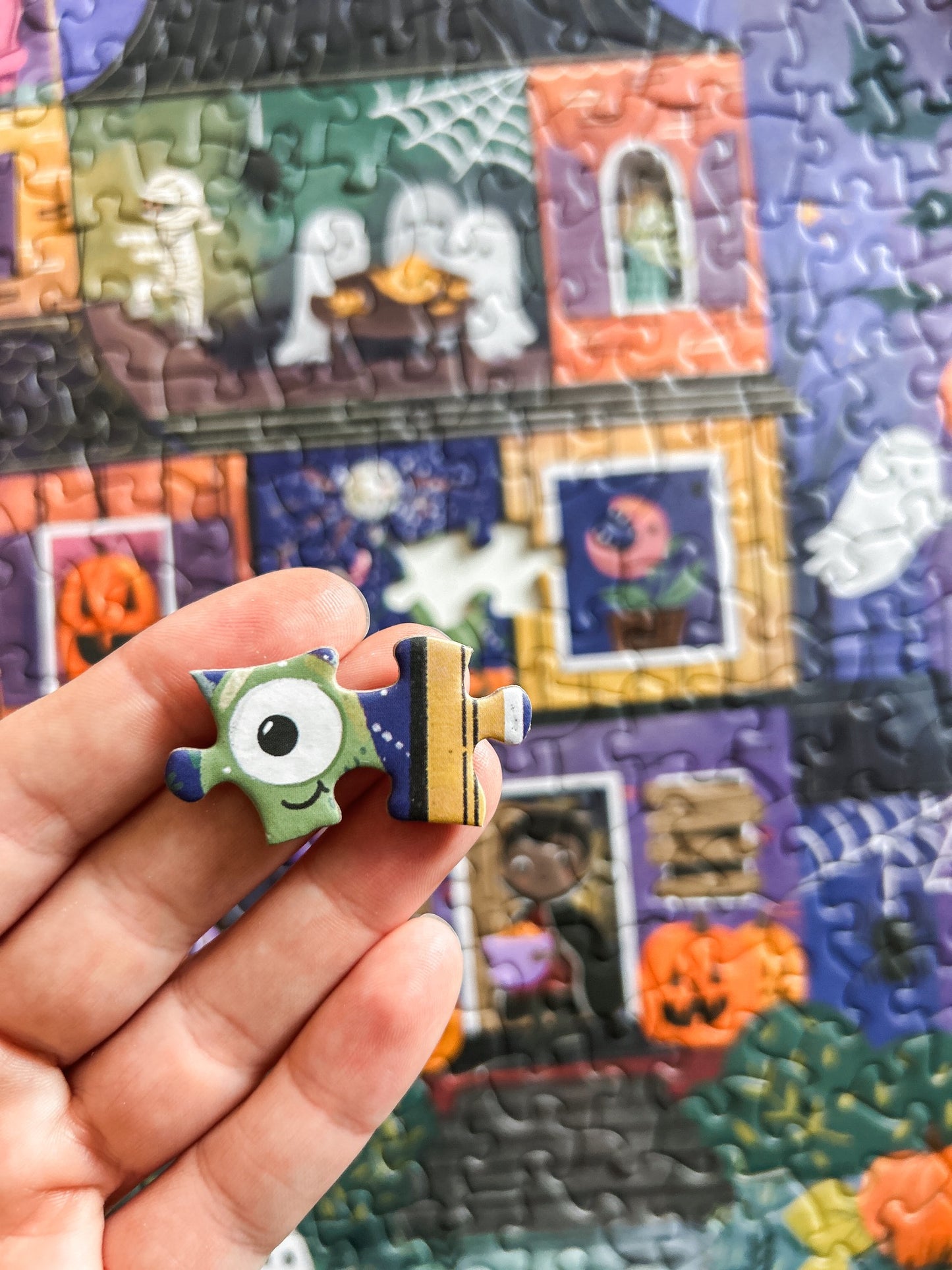 Spooky Manor 500 Piece Halloween Puzzle