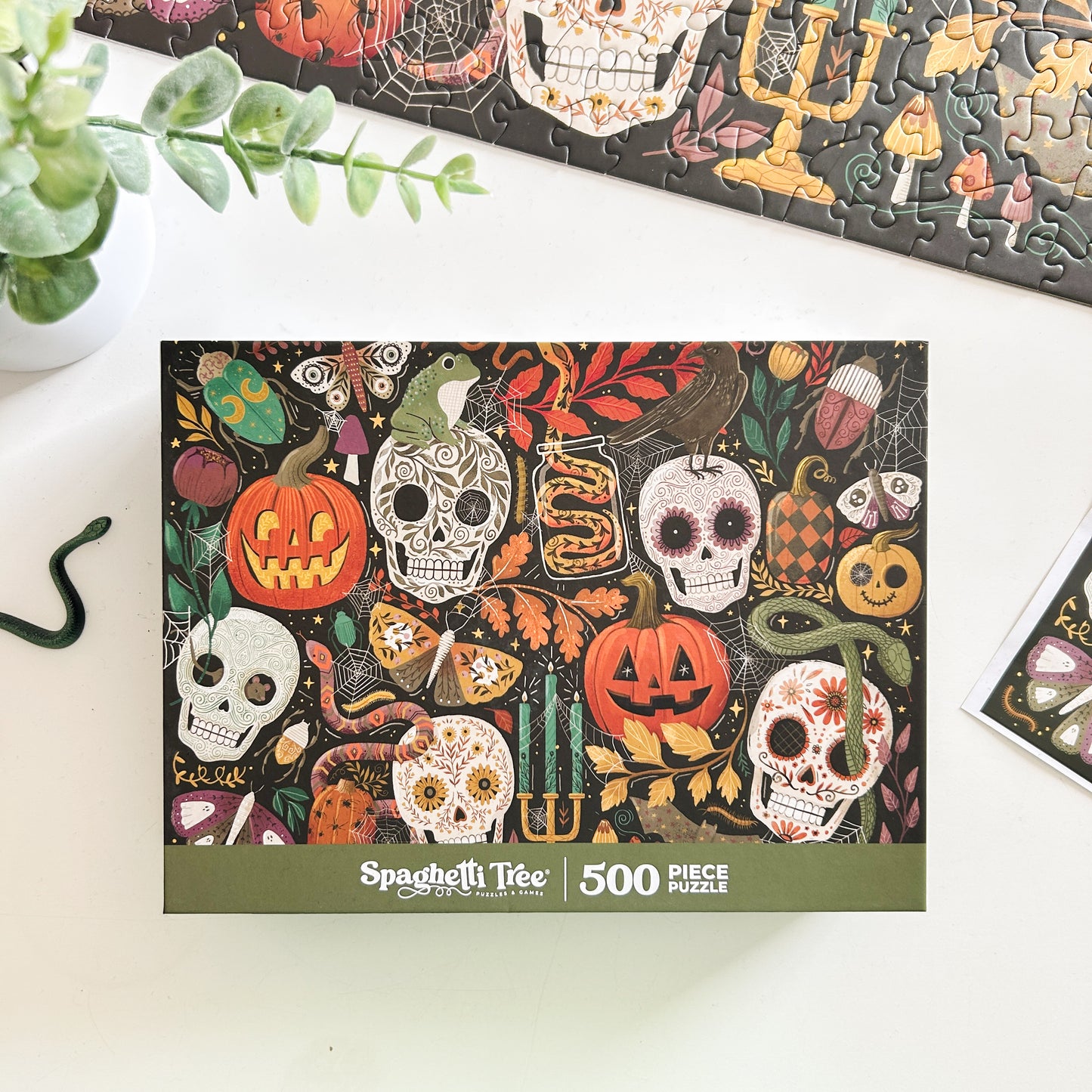 Creepy Crawlies 500 Piece Halloween Puzzle *DAMAGED BOX*