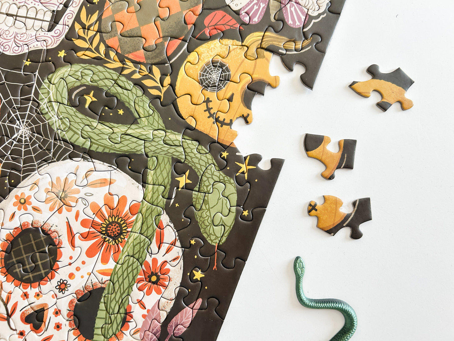 Creepy Crawlies 500 Piece Halloween Puzzle *DAMAGED BOX*